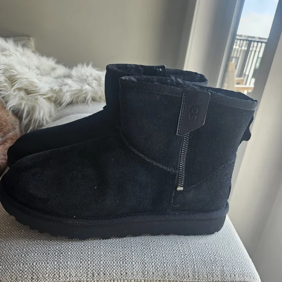 UGG Women's Black Mini Bailey Zip, Size 9 - Picture 3 of 11